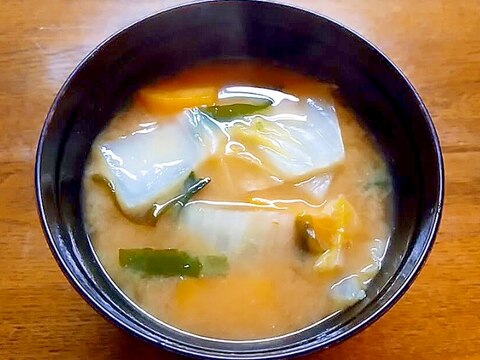 薩摩芋と白菜とワカメの味噌汁